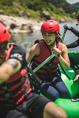 포토 JPG 주간 여자 남자 스포츠 레저 미소 사람 앉기 상반신 성인 야외 두명 앞모습 아웃포커스 여름 30대 레포츠 눈감음 한국인 헬멧 급류타기 즐거움 노 구명조끼 고무보트 성인만 내린천 액티비티 국내포토 자연요소 계절 감정 뷰포인트 모션 촬영기법 표정 동양인 장년 계곡 수상스포츠 보호장비 구조용품 인제군 선박 파일형식