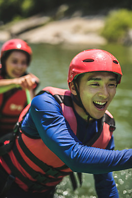 포토 JPG 주간 커플 여자 남자 스포츠 레저 미소 사람 앉기 상반신 20대 성인 야외 두명 앞모습 아웃포커스 여름 레포츠 한국인 헬멧 급류타기 즐거움 노젓기 구명조끼 성인만 내린천 액티비티 국내포토 자연요소 계절 감정 뷰포인트 관계 모션 촬영기법 표정 동양인 청년 계곡 수상스포츠 보호장비 구조용품 인제군 파일형식