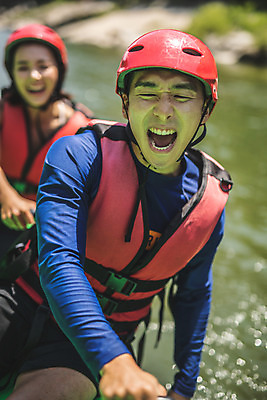 포토 JPG 주간 커플 여자 남자 스포츠 레저 미소 사람 상반신 20대 성인 야외 두명 앞모습 아웃포커스 여름 레포츠 한국인 헬멧 급류타기 즐거움 구명조끼 성인만 내린천 액티비티 국내포토 자연요소 계절 감정 뷰포인트 관계 촬영기법 표정 동양인 청년 계곡 수상스포츠 보호장비 구조용품 인제군 파일형식