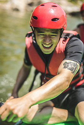 포토 JPG 주간 여자 남자 스포츠 레저 미소 사람 앉기 상반신 성인 야외 두명 앞모습 여름 30대 레포츠 한국인 헬멧 문신 급류타기 즐거움 노젓기 구명조끼 성인만 내린천 액티비티 국내포토 자연요소 계절 감정 뷰포인트 모션 표정 동양인 장년 계곡 수상스포츠 보호장비 구조용품 인제군 파일형식