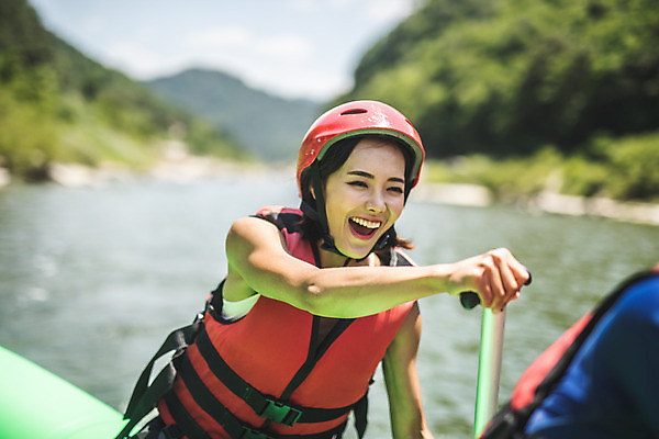 포토 JPG 주간 여자 남자 스포츠 레저 미소 사람 앉기 상반신 20대 성인 야외 두명 앞모습 여름 레포츠 한국인 헬멧 급류타기 즐거움 노젓기 구명조끼 성인만 내린천 액티비티 국내포토 자연요소 계절 감정 뷰포인트 모션 표정 동양인 청년 계곡 수상스포츠 보호장비 구조용품 인제군 파일형식