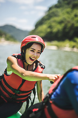 포토 JPG 주간 여자 남자 스포츠 레저 미소 사람 앉기 상반신 20대 성인 야외 두명 앞모습 여름 레포츠 한국인 헬멧 급류타기 즐거움 노젓기 구명조끼 성인만 내린천 액티비티 국내포토 자연요소 계절 감정 뷰포인트 모션 표정 동양인 청년 계곡 수상스포츠 보호장비 구조용품 인제군 파일형식