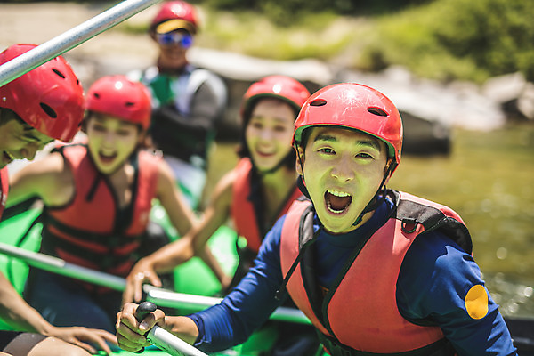 포토 JPG 주간 커플 응시 여자 남자 스포츠 레저 미소 사람 앉기 여러명 상반신 20대 성인 야외 앞모습 아웃포커스 여름 30대 레포츠 친구 외침 한국인 헬멧 급류타기 즐거움 구명조끼 성인만 내린천 액티비티 국내포토 자연요소 시선 계절 감정 뷰포인트 다수 관계 모션 촬영기법 표정 동양인 청년 장년 계곡 소리 수상스포츠 보호장비 구조용품 인제군 파일형식