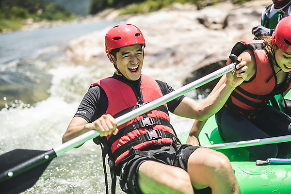 포토 JPG 주간 커플 응시 여자 남자 스포츠 레저 미소 사람 앉기 상반신 성인 야외 두명 앞모습 여름 30대 레포츠 한국인 헬멧 급류타기 즐거움 구명조끼 성인만 내린천 액티비티 국내포토 자연요소 시선 계절 감정 뷰포인트 관계 모션 표정 동양인 장년 계곡 수상스포츠 보호장비 구조용품 인제군 파일형식