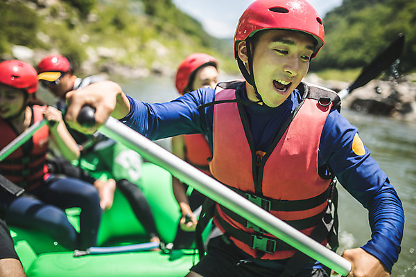 포토 JPG 주간 전신 커플 응시 여자 남자 스포츠 레저 사람 앉기 여러명 상반신 20대 성인 야외 앞모습 아웃포커스 여름 30대 레포츠 친구 한국인 헬멧 급류타기 즐거움 노 노젓기 구명조끼 고무보트 성인만 내린천 액티비티 국내포토 자연요소 시선 계절 감정 뷰포인트 다수 관계 모션 촬영기법 동양인 청년 장년 계곡 수상스포츠 보호장비 구조용품 인제군 선박 파일형식