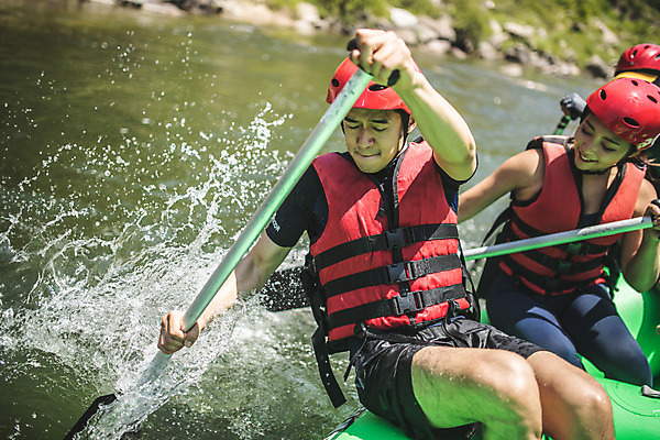 포토 JPG 주간 커플 응시 여자 남자 스포츠 레저 사람 상반신 성인 야외 두명 앞모습 여름 30대 레포츠 한국인 헬멧 급류타기 즐거움 노젓기 구명조끼 성인만 내린천 액티비티 국내포토 자연요소 시선 계절 감정 뷰포인트 관계 모션 동양인 장년 계곡 수상스포츠 보호장비 구조용품 인제군 파일형식