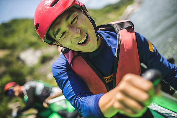 포토 JPG 주간 응시 남자 스포츠 레저 미소 사람 앉기 상반신 20대 성인 야외 두명 앞모습 아웃포커스 여름 레포츠 한국인 헬멧 급류타기 즐거움 노젓기 구명조끼 성인남자만 내린천 액티비티 국내포토 자연요소 시선 계절 감정 뷰포인트 모션 촬영기법 표정 동양인 청년 계곡 수상스포츠 보호장비 구조용품 인제군 남자만 성인만 파일형식