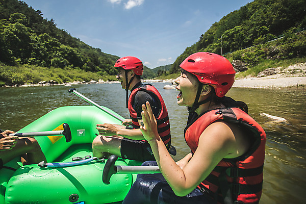포토 JPG 주간 전신 커플 여자 남자 스포츠 레저 사람 상반신 20대 성인 야외 옆모습 세명 물 여름 30대 레포츠 눈감음 한국인 헬멧 급류타기 즐거움 노 구명조끼 고무보트 성인만 내린천 액티비티 국내포토 자연요소 계절 감정 뷰포인트 관계 모션 동양인 청년 장년 계곡 수상스포츠 보호장비 구조용품 인제군 선박 파일형식