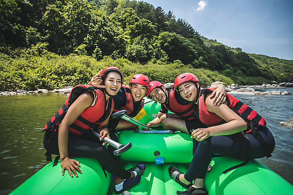 포토 JPG 주간 전신 커플 여자 남자 스포츠 레저 윙크 미소 사람 여러명 20대 성인 야외 옆모습 여름 30대 레포츠 친구 한국인 헬멧 급류타기 즐거움 구명조끼 성인만 내린천 액티비티 국내포토 자연요소 계절 감정 뷰포인트 다수 관계 표정 동양인 청년 장년 계곡 수상스포츠 보호장비 구조용품 인제군 파일형식