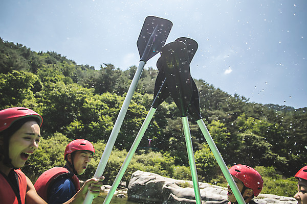 포토 JPG 주간 커플 여자 남자 스포츠 레저 들기 사람 여러명 상반신 20대 성인 야외 옆모습 여름 30대 레포츠 친구 눈감음 한국인 헬멧 급류타기 즐거움 노 구명조끼 고무보트 성인만 내린천 액티비티 국내포토 자연요소 계절 감정 뷰포인트 다수 관계 모션 동양인 청년 장년 계곡 수상스포츠 보호장비 구조용품 인제군 선박 파일형식