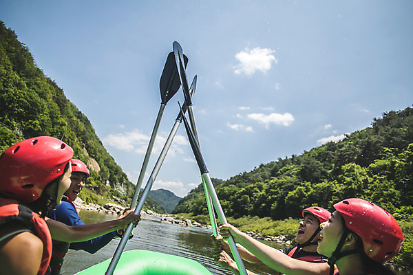 포토 JPG 주간 커플 여자 남자 스포츠 레저 들기 사람 여러명 상반신 20대 성인 야외 옆모습 여름 30대 레포츠 친구 눈감음 한국인 헬멧 급류타기 즐거움 노 구명조끼 고무보트 성인만 내린천 액티비티 국내포토 자연요소 계절 감정 뷰포인트 다수 관계 모션 동양인 청년 장년 계곡 수상스포츠 보호장비 구조용품 인제군 선박 파일형식
