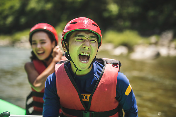 포토 JPG 주간 커플 여자 남자 스포츠 레저 입벌림 미소 사람 상반신 20대 성인 야외 두명 앞모습 아웃포커스 여름 레포츠 한국인 헬멧 급류타기 즐거움 노 구명조끼 고무보트 성인만 내린천 액티비티 국내포토 자연요소 계절 감정 뷰포인트 관계 촬영기법 표정 동양인 청년 계곡 수상스포츠 보호장비 구조용품 인제군 선박 파일형식