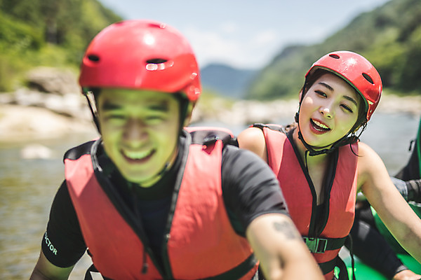 포토 JPG 주간 커플 응시 여자 남자 스포츠 레저 미소 사람 상반신 성인 야외 두명 앞모습 여름 30대 레포츠 한국인 헬멧 급류타기 즐거움 노 구명조끼 고무보트 성인만 내린천 액티비티 국내포토 자연요소 시선 계절 감정 뷰포인트 관계 표정 동양인 장년 계곡 수상스포츠 보호장비 구조용품 인제군 선박 파일형식