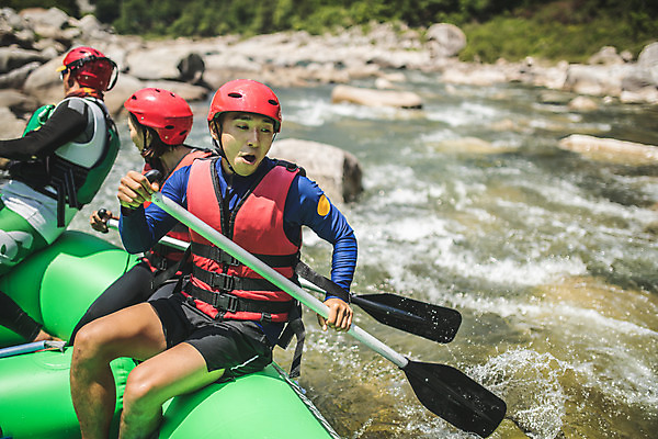 포토 JPG 주간 응시 여자 남자 스포츠 레저 입벌림 사람 상반신 20대 성인 야외 앞모습 옆모습 세명 여름 레포츠 한국인 헬멧 급류타기 즐거움 노 구명조끼 고무보트 성인만 내린천 액티비티 국내포토 자연요소 시선 계절 감정 뷰포인트 표정 동양인 청년 계곡 수상스포츠 보호장비 구조용품 인제군 선박 파일형식