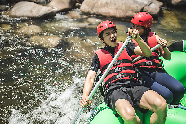 포토 JPG 주간 커플 응시 여자 남자 스포츠 레저 입벌림 사람 상반신 성인 야외 두명 앞모습 여름 30대 레포츠 하이앵글 눕기 한국인 헬멧 급류타기 즐거움 노 구명조끼 고무보트 성인만 내린천 액티비티 국내포토 자연요소 시선 계절 감정 뷰포인트 관계 모션 표정 동양인 장년 계곡 수상스포츠 보호장비 구조용품 인제군 선박 파일형식