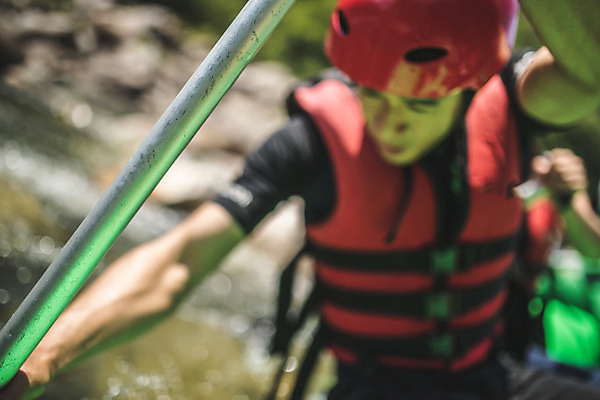 포토 JPG 주간 남자 스포츠 레저 한명 사람 앉기 상반신 성인 야외 앞모습 아웃포커스 여름 30대 레포츠 한국인 헬멧 급류타기 집중 즐거움 노 노젓기 구명조끼 고무보트 성인남자한명만 내린천 액티비티 국내포토 자연요소 1 계절 감정 뷰포인트 컨셉 모션 촬영기법 동양인 장년 계곡 수상스포츠 보호장비 구조용품 인제군 선박 남자한명만 성인남자만 파일형식