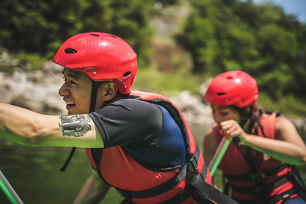 포토 JPG 주간 커플 응시 여자 남자 스포츠 레저 미소 사람 앉기 상반신 성인 야외 두명 옆모습 여름 30대 레포츠 한국인 헬멧 문신 급류타기 집중 즐거움 노 노젓기 구명조끼 고무보트 성인만 내린천 액티비티 국내포토 자연요소 시선 계절 감정 뷰포인트 컨셉 관계 모션 표정 동양인 장년 계곡 수상스포츠 보호장비 구조용품 인제군 선박 파일형식