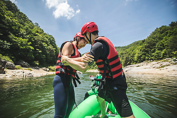 포토 JPG 주간 커플 여자 남자 스포츠 레저 서기 미소 사람 성인 야외 옆모습 세명 여름 30대 레포츠 한국인 잡기 헬멧 문신 급류타기 즐거움 구명조끼 성인만 내린천 액티비티 국내포토 자연요소 계절 감정 뷰포인트 관계 모션 표정 동양인 장년 계곡 수상스포츠 보호장비 구조용품 인제군 파일형식