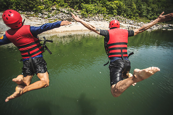포토 JPG 주간 전신 남자 스포츠 팔벌리기 레저 사람 20대 성인 야외 두명 뒷모습 여름 30대 레포츠 친구 점프 한국인 헬멧 문신 급류타기 즐거움 구명조끼 성인남자만 내린천 액티비티 국내포토 자연요소 계절 감정 뷰포인트 관계 모션 동양인 청년 장년 계곡 수상스포츠 보호장비 구조용품 인제군 남자만 성인만 파일형식