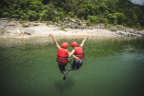 포토 JPG 주간 전신 여자 스포츠 팔벌리기 레저 사람 20대 성인 야외 두명 뒷모습 여름 30대 레포츠 친구 점프 한국인 헬멧 급류타기 즐거움 구명조끼 성인여자만 내린천 액티비티 국내포토 자연요소 계절 감정 뷰포인트 관계 모션 동양인 청년 장년 계곡 수상스포츠 보호장비 구조용품 인제군 여자만 성인만 파일형식