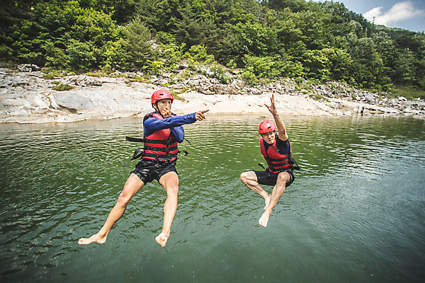포토 JPG 주간 전신 남자 스포츠 팔벌리기 레저 사람 20대 성인 야외 두명 앞모습 여름 30대 레포츠 친구 점프 한국인 가리킴 헬멧 급류타기 즐거움 구명조끼 성인남자만 내린천 액티비티 국내포토 자연요소 계절 감정 뷰포인트 관계 모션 동양인 손짓 청년 장년 계곡 수상스포츠 보호장비 구조용품 인제군 남자만 성인만 파일형식