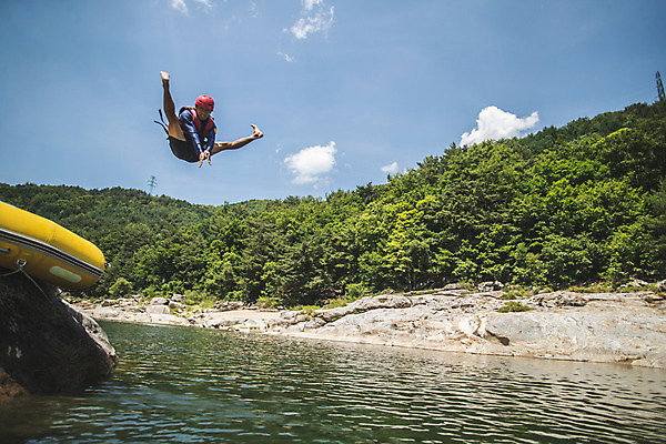 포토 JPG 주간 전신 남자 스포츠 레저 한명 사람 20대 성인 야외 앞모습 여름 레포츠 점프 한국인 헬멧 즐거움 구명조끼 다리들기 성인남자한명만 내린천 액티비티 국내포토 자연요소 1 계절 감정 뷰포인트 모션 동양인 청년 계곡 보호장비 구조용품 인제군 남자한명만 성인남자만 파일형식