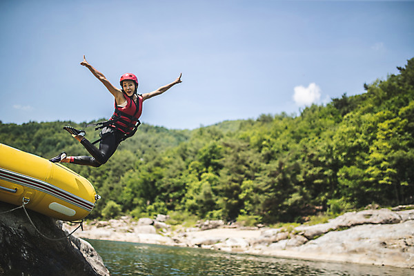 포토 JPG 주간 전신 여자 스포츠 팔벌리기 레저 한명 미소 사람 20대 성인 야외 옆모습 여름 레포츠 점프 한국인 헬멧 즐거움 구명조끼 다리들기 성인여자한명만 내린천 액티비티 국내포토 자연요소 1 계절 감정 뷰포인트 모션 표정 동양인 청년 계곡 보호장비 구조용품 인제군 여자한명만 성인여자만 파일형식