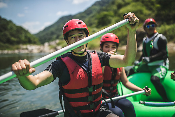 포토 JPG 주간 커플 응시 여자 남자 스포츠 레저 사람 앉기 여러명 상반신 성인 야외 앞모습 세명 여름 30대 레포츠 친구 손들기 한국인 헬멧 급류타기 즐거움 노 노젓기 구명조끼 고무보트 성인만 내린천 액티비티 국내포토 자연요소 시선 계절 감정 뷰포인트 다수 관계 모션 동양인 장년 계곡 수상스포츠 보호장비 구조용품 인제군 선박 파일형식
