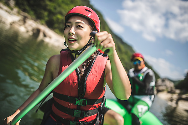 포토 JPG 주간 응시 여자 남자 스포츠 레저 사람 성인 야외 앞모습 세명 여름 30대 레포츠 한국인 잡기 헬멧 급류타기 즐거움 노 노젓기 구명조끼 고무보트 성인만 내린천 액티비티 국내포토 자연요소 시선 계절 감정 뷰포인트 모션 동양인 장년 계곡 수상스포츠 보호장비 구조용품 인제군 선박 파일형식