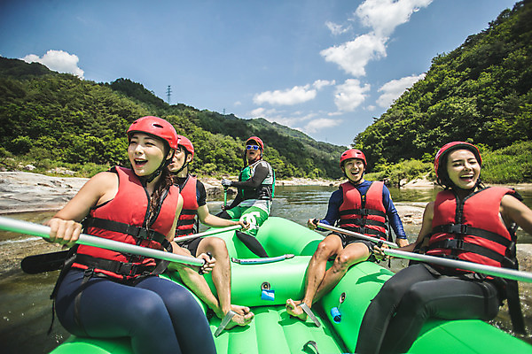 포토 JPG 주간 전신 구름 커플 응시 여자 남자 스포츠 하늘 레저 미소 사람 앉기 여러명 상반신 20대 성인 야외 앞모습 여름 30대 레포츠 친구 한국인 헬멧 급류타기 즐거움 노 구명조끼 고무보트 성인만 내린천 액티비티 국내포토 자연요소 시선 계절 감정 뷰포인트 다수 관계 모션 표정 동양인 청년 장년 계곡 수상스포츠 보호장비 구조용품 인제군 선박 파일형식