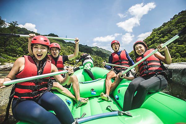 포토 JPG 주간 전신 커플 응시 여자 남자 스포츠 레저 입벌림 미소 사람 앉기 여러명 상반신 20대 성인 야외 앞모습 여름 30대 레포츠 친구 손들기 눈감음 한국인 헬멧 급류타기 즐거움 노 구명조끼 고무보트 성인만 내린천 액티비티 국내포토 자연요소 시선 계절 감정 뷰포인트 다수 관계 모션 표정 동양인 청년 장년 계곡 수상스포츠 보호장비 구조용품 인제군 선박 파일형식