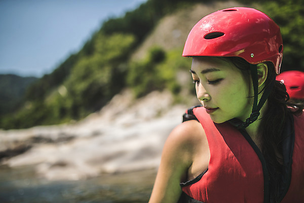 포토 JPG 주간 응시 여자 스포츠 레저 한명 사람 상반신 20대 성인 야외 앞모습 여름 30대 레포츠 한국인 헬멧 아래 급류타기 즐거움 구명조끼 성인여자한명만 내린천 액티비티 국내포토 자연요소 1 시선 계절 감정 뷰포인트 동양인 청년 장년 계곡 수상스포츠 보호장비 방향 위치 구조용품 인제군 여자한명만 성인여자만 파일형식