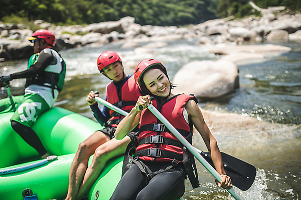 포토 JPG 주간 전신 커플 응시 여자 남자 스포츠 레저 미소 사람 앉기 20대 성인 야외 앞모습 세명 여름 레포츠 한국인 헬멧 급류타기 즐거움 노 노젓기 구명조끼 고무보트 성인만 내린천 액티비티 국내포토 자연요소 시선 계절 감정 뷰포인트 관계 모션 표정 동양인 청년 계곡 수상스포츠 보호장비 구조용품 인제군 선박 파일형식
