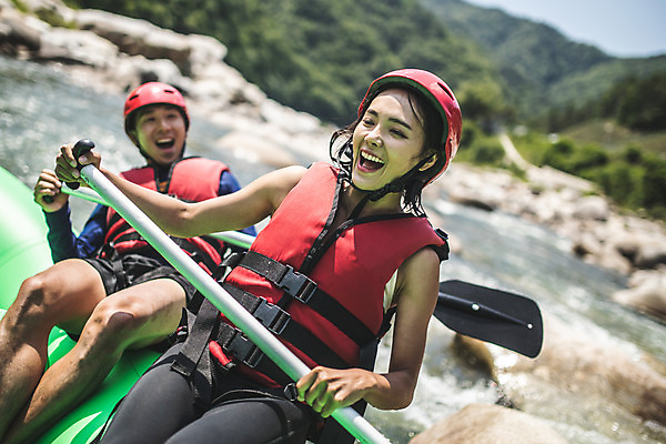 포토 JPG 주간 커플 응시 여자 남자 스포츠 레저 입벌림 미소 사람 앉기 상반신 20대 성인 야외 두명 앞모습 여름 레포츠 한국인 헬멧 급류타기 즐거움 노 구명조끼 고무보트 성인만 내린천 액티비티 국내포토 자연요소 시선 계절 감정 뷰포인트 관계 모션 표정 동양인 청년 계곡 수상스포츠 보호장비 구조용품 인제군 선박 파일형식