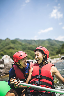 포토 JPG 주간 커플 응시 여자 남자 스포츠 레저 미소 사람 앉기 상반신 20대 성인 야외 두명 앞모습 여름 레포츠 마주보기 한국인 급류타기 즐거움 구명조끼 성인만 내린천 액티비티 국내포토 자연요소 시선 계절 감정 뷰포인트 관계 모션 표정 동양인 청년 계곡 수상스포츠 구조용품 인제군 파일형식