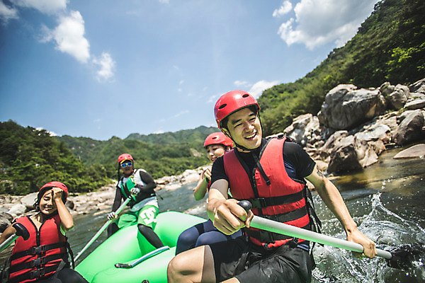 포토 JPG 주간 커플 응시 여자 남자 스포츠 레저 미소 사람 앉기 여러명 상반신 20대 성인 야외 앞모습 여름 30대 레포츠 친구 한국인 헬멧 문신 급류타기 즐거움 노 노젓기 구명조끼 고무보트 성인만 내린천 액티비티 국내포토 자연요소 시선 계절 감정 뷰포인트 다수 관계 모션 표정 동양인 청년 장년 계곡 수상스포츠 보호장비 구조용품 인제군 선박 파일형식