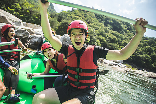 포토 JPG 주간 커플 응시 여자 남자 스포츠 레저 입벌림 미소 들기 사람 앉기 여러명 상반신 20대 성인 야외 앞모습 여름 30대 레포츠 친구 손들기 한국인 헬멧 문신 급류타기 즐거움 노 구명조끼 고무보트 성인만 내린천 액티비티 국내포토 자연요소 시선 계절 감정 뷰포인트 다수 관계 모션 표정 동양인 청년 장년 계곡 수상스포츠 보호장비 구조용품 인제군 선박 파일형식