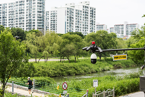 포토 JPG 주간 나무 공원 아파트 안전 사람없음 야외 강 사회이슈 보안 감시카메라 방범카메라 국내포토 자연요소 식물 공공시설 컨셉 주택 카메라 파일형식