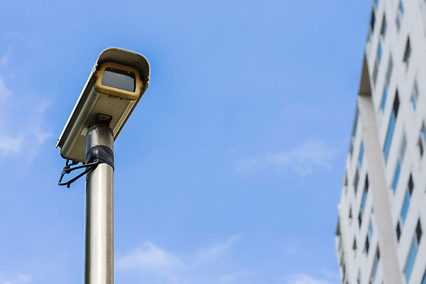 포토 JPG 주간 가로등 하늘 아파트 안전 사람없음 야외 건물 사회이슈 보안 감시카메라 국내포토 자연요소 건축물 공공시설 컨셉 주택 카메라 파일형식