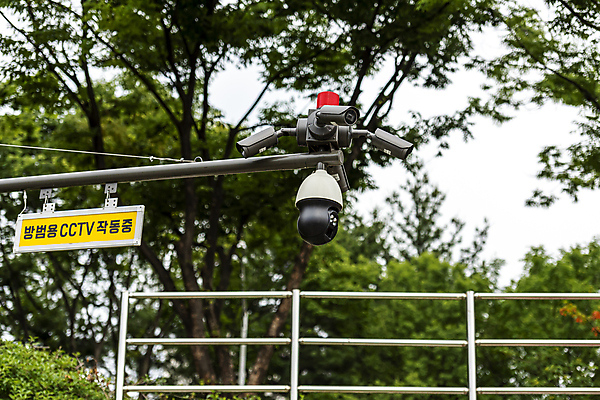 포토 JPG 주간 나무 가로등 안전 사람없음 야외 사회이슈 보안 감시카메라 방범카메라 국내포토 자연요소 식물 공공시설 컨셉 카메라 파일형식