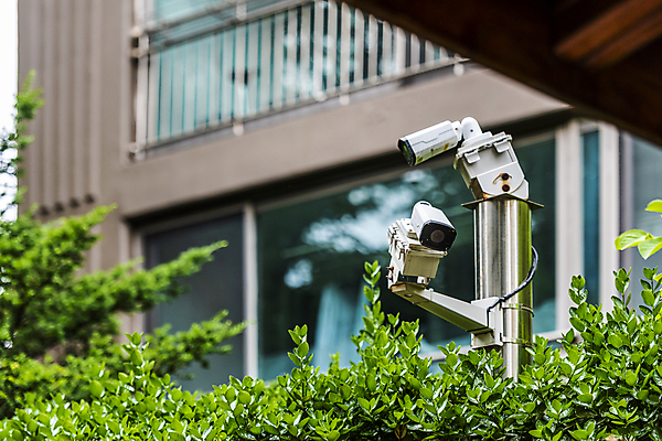 포토 JPG 주간 가로등 창문 나뭇잎 아파트 안전 사람없음 야외 사회이슈 보안 감시카메라 국내포토 자연요소 공공시설 컨셉 잎 주택 카메라 파일형식