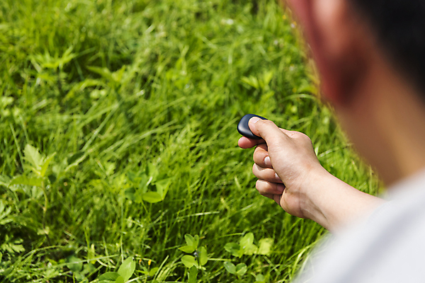 포토 JPG 주간 남자 스마트라이프 한명 들기 상반신 20대 성인 야외 뒷모습 스마트기기 한국인 풀 소프트포커스 사회이슈 보안 블루투스 위치추적 정보기기 찾기 웨어러블 성인남자한명만 4차산업 스마트태그 국내포토 자연요소 식물 1 라이프스타일 산업 뷰포인트 컨셉 모션 촬영기법 안전 사람 동양인 청년 전자제품 기계 추적 남자한명만 성인남자만 파일형식