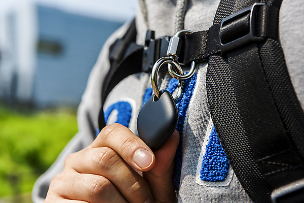 포토 JPG 주간 남자 대학생 이동 가방 스마트라이프 한명 근접촬영 상반신 20대 성인 야외 옆모습 아웃포커스 스마트기기 한국인 잡기 사회이슈 보안 블루투스 위치추적 정보기기 웨어러블 성인남자한명만 4차산업 스마트태그 국내포토 자연요소 1 학생 라이프스타일 잡화 산업 뷰포인트 컨셉 모션 촬영기법 안전 사람 동양인 청년 전자제품 기계 추적 남자한명만 성인남자만 파일형식