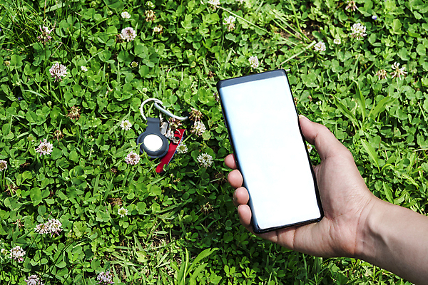 포토 JPG 주간 손 스마트라이프 들기 야외 신체부위 스마트폰 스마트기기 풀 사회이슈 보안 블루투스 위치추적 정보기기 찾기 웨어러블 4차산업 스마트태그 국내포토 자연요소 식물 라이프스타일 산업 컨셉 모션 안전 사람 전자제품 핸드폰 기계 추적 파일형식