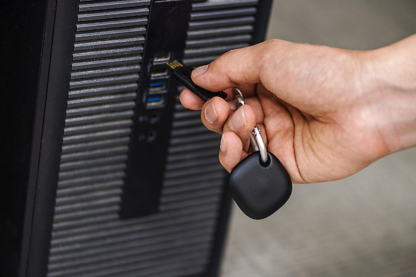 포토 JPG 손 실내 스마트라이프 들기 근접촬영 신체부위 스마트기기 USB 사회이슈 보안 본체 꽂음 블루투스 위치추적 정보기기 웨어러블 4차산업 스마트태그 국내포토 라이프스타일 산업 뷰포인트 컨셉 모션 안전 사람 내부 전자제품 컴퓨터 기계 추적 파일형식