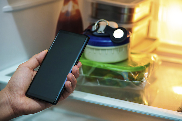 포토 JPG 손 음식 실내 스마트라이프 신체부위 스마트폰 스마트기기 사회이슈 보안 냉장고 블루투스 밀폐용기 위치추적 정보기기 찾기 웨어러블 4차산업 스마트태그 국내포토 라이프스타일 산업 컨셉 모션 안전 사람 내부 전자제품 핸드폰 기계 가전제품 용기_그릇 추적 파일형식