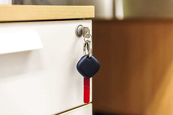 포토 JPG 열쇠 실내 스마트라이프 근접촬영 사람없음 스마트기기 사회이슈 서랍장 보안 블루투스 위치추적 정보기기 웨어러블 4차산업 스마트태그 국내포토 라이프스타일 산업 뷰포인트 가구 컨셉 안전 내부 전자제품 기계 추적 파일형식