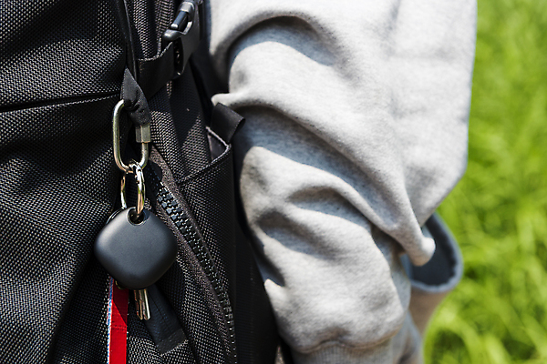 포토 JPG 주간 남자 대학생 가방 스마트라이프 한명 상반신 20대 성인 야외 옆모습 아웃포커스 스마트기기 한국인 사회이슈 보안 블루투스 위치추적 정보기기 웨어러블 성인남자한명만 4차산업 스마트태그 국내포토 자연요소 1 학생 라이프스타일 잡화 산업 뷰포인트 컨셉 촬영기법 안전 사람 동양인 청년 전자제품 기계 추적 남자한명만 성인남자만 파일형식