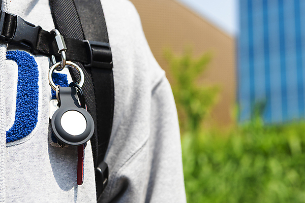 포토 JPG 주간 남자 대학생 가방 스마트라이프 한명 상반신 20대 성인 야외 앞모습 아웃포커스 스마트기기 한국인 사회이슈 보안 블루투스 위치추적 정보기기 웨어러블 성인남자한명만 4차산업 스마트태그 국내포토 자연요소 1 학생 라이프스타일 잡화 산업 뷰포인트 컨셉 촬영기법 안전 사람 동양인 청년 전자제품 기계 추적 남자한명만 성인남자만 파일형식