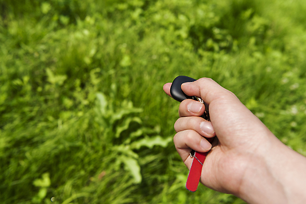 포토 JPG 주간 손 스마트라이프 들기 근접촬영 야외 아웃포커스 신체부위 스마트기기 사회이슈 보안 블루투스 위치추적 정보기기 찾기 웨어러블 4차산업 스마트태그 국내포토 자연요소 라이프스타일 산업 뷰포인트 컨셉 모션 촬영기법 안전 사람 전자제품 기계 추적 파일형식